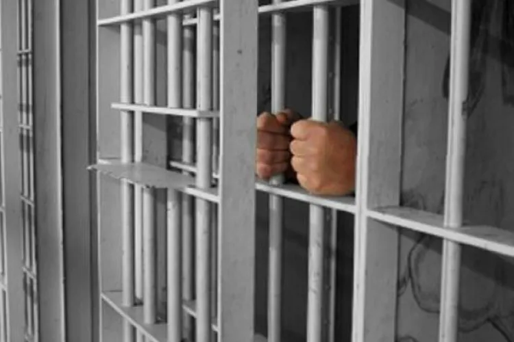 Metoda de tortură „falaka”, folosită într-un penitenciar din România. Statul român este acuzat de condiții insalubre și tortură în închisori