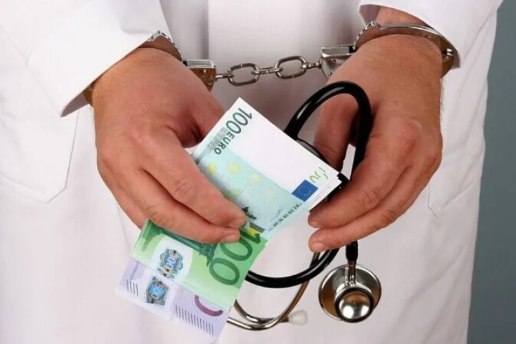 Asistenți medicali de la SVSU Bistrița, prinși în timp ce luau mită pentru vaccinare „la chiuvetă”. Cei doi angajați ai SVSU au fost reținuți