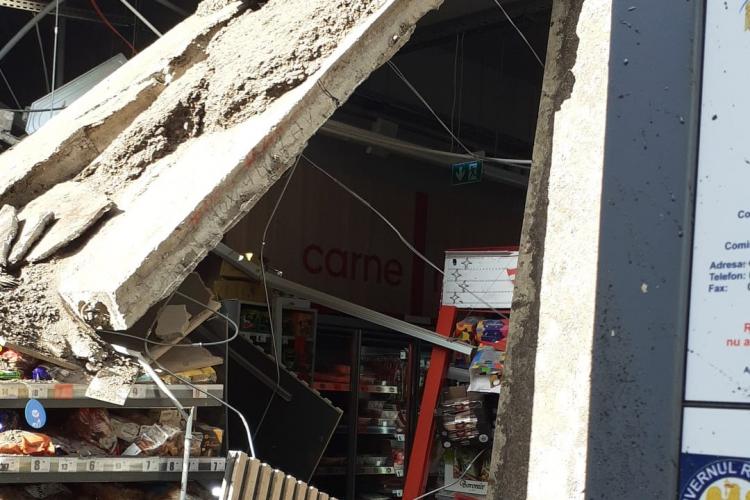 FOTO - Cluj: Tavanul unui magazin din Turda s-a prăbușit din senin peste cinci persoane 