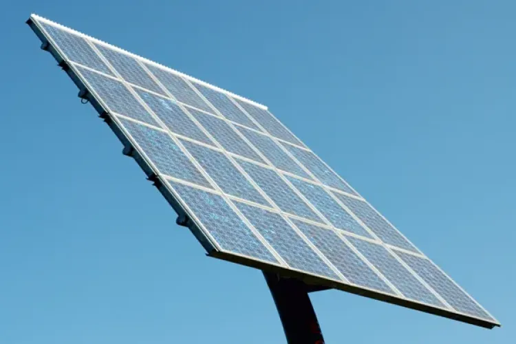 Hoţii, „prieteni” cu tehnologia, au furat panourile solare de pe stâlpii de la trecerea cu calea ferată: „L-a pus în grădină, să vadă gâştele”