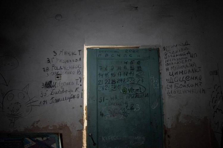 Un perete a devenit „Jurnalul” unor ucraineni ţinuţi ostatici într-un subsol de şcoală. Ce ar fi scrijelit pe perete prizonierii, timp de 4 săptămâni