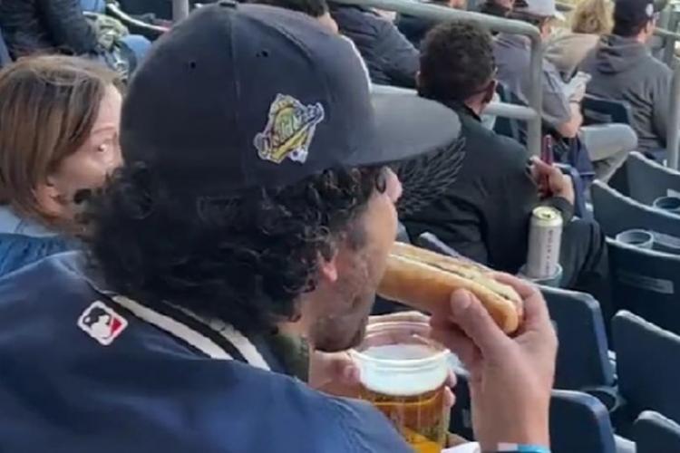 VIDEO. A mers la meci cu o bere și un hot dog și a devenit „vedetă”: „Arestați-l!” Clipul care a strâns peste 4 milioane de vizualizări