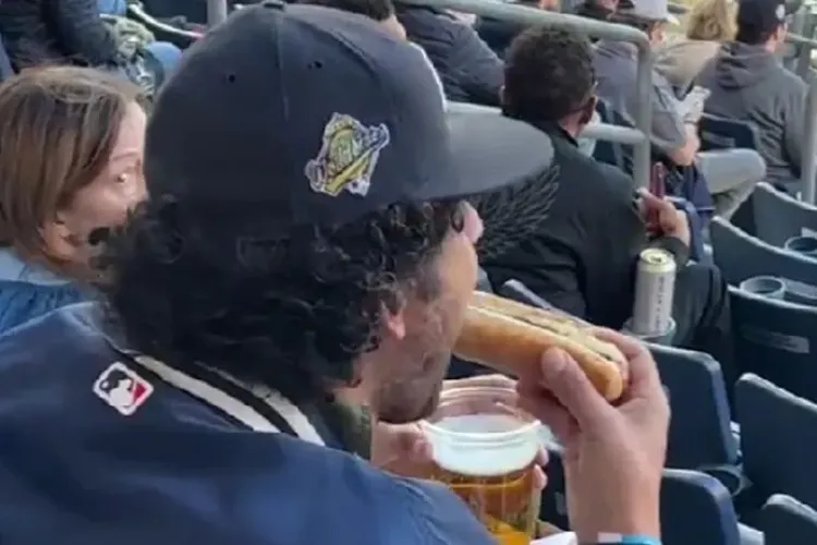 VIDEO. A mers la meci cu o bere și un hot dog și a devenit „vedetă”: „Arestați-l!” Clipul care a strâns peste 4 milioane de vizualizări