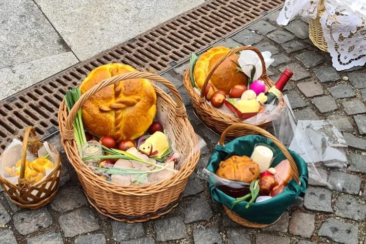 Paște fericit! Sfințirea mâncării la Biserica Sfântul Mihail din Cluj-Napoca - Galerie FOTO