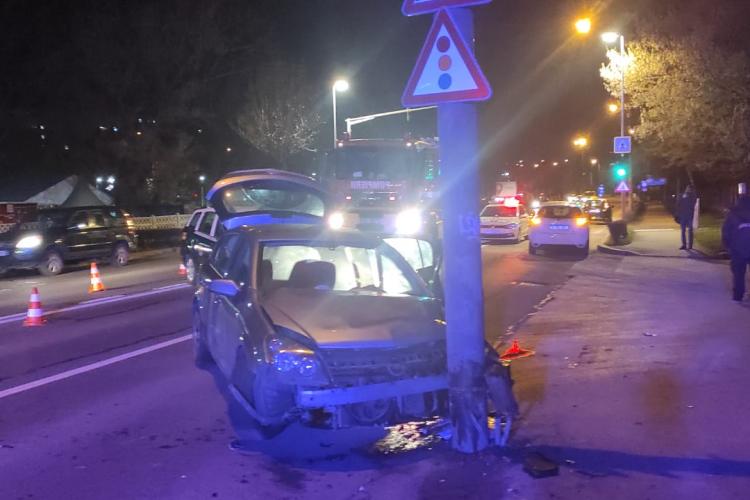 Taxi implicat într-un accident pe Bulevardul 1 Decembrie 1918 din Cluj-Napoca - VIDEO si FOTO