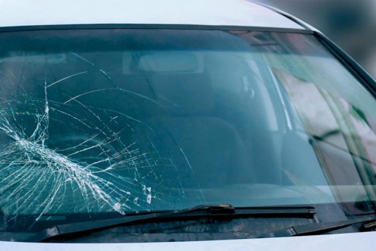 Accident bizar în Dej! Oamenii au aruncat cu pietre în mașina unui ucrainean, după ce acesta a acroșat un minor care traversa NEREGULAMENTAR