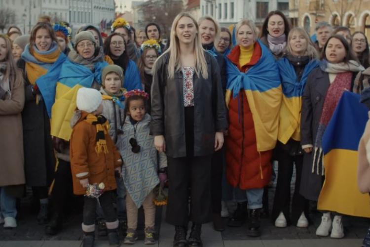 VIDEO - Moment emoționant pe străzile din capitala Lituaniei: O tânără refugiată din Ucraina a cântat alături de 300 de lituanieni