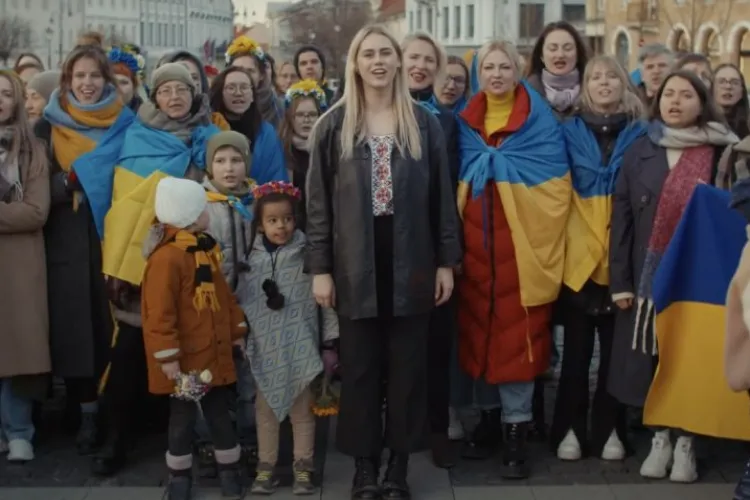 VIDEO - Moment emoționant pe străzile din capitala Lituaniei: O tânără refugiată din Ucraina a cântat alături de 300 de lituanieni