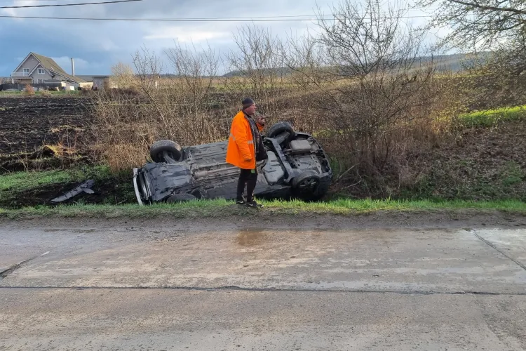 Alt șofer răsturnat pe Valea Chintăului. Oare cum reușesc? - FOTO