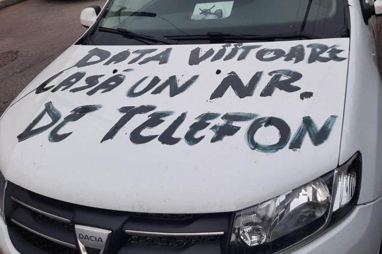 Cluj: A parcat pe locul greșit și i-a scris cu vopsea pe mașină că e NESIMȚIT și BOU - FOTO