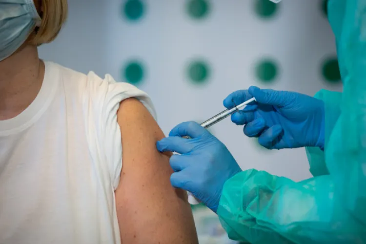 Rafila: Două milioane de vaccinuri anti-COVID au expirat. România mai așteaptă un număr de doze care „depășește consistent populația țării”