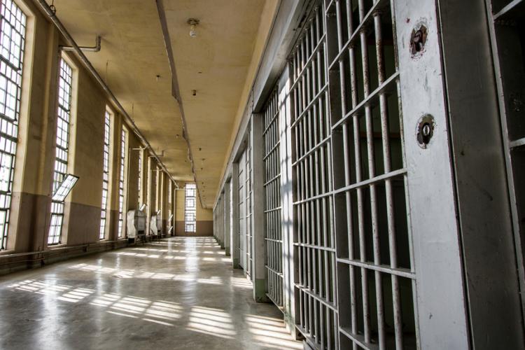 FOTO - Deținuții din Penitenciarul Gherla au găsit noi metode de a se droga. Conducerea unității nu face nimic să-i oprească