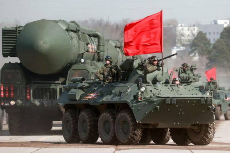 O rachetă nucleară intercontinentală, etalată de Rusia la repetițiile pentru „Ziua Victoriei”. Putin vrea să celebreze astfel invazia Ucrainei