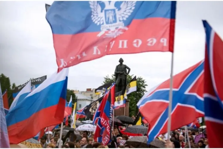 Ce steag a început să apară în în părțile ocupate ale Ucrainei