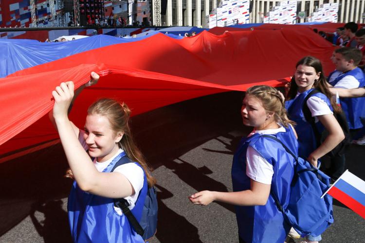 Elevii din Rusia vor fi nevoiți să cânte imnul și să arboreze steagul în fiecare săptămână. Istoria „patriotică