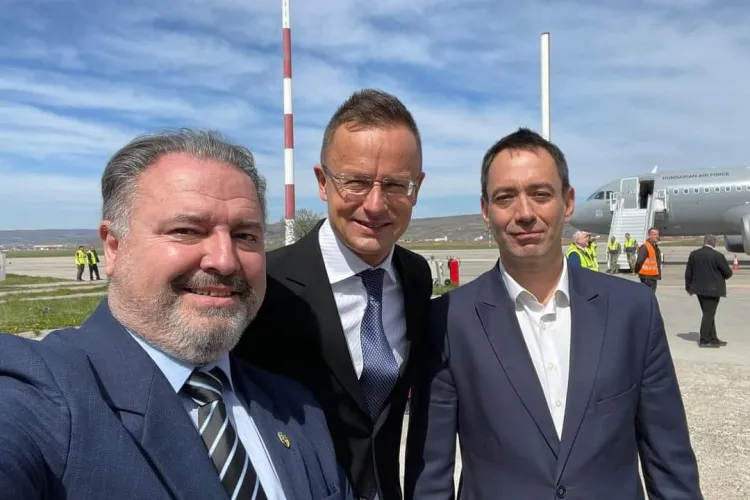 Plin de polițiști pe drumul spre Aeroportul Cluj, ca pe vremea când ateriza Ion Iliescu sau Adrian Năstase - FOTO