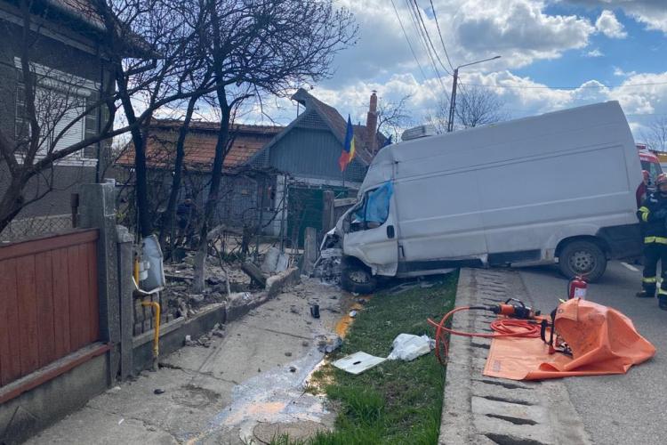 Accident MORTAL în Cluj. Șoferul a decedat după ce microbuzul pe care îl conducea a intrat într-un gard