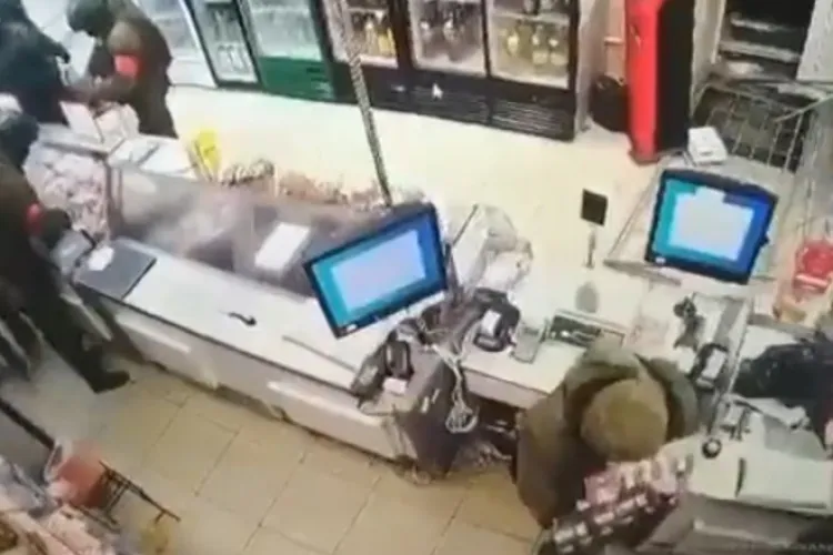 Un bărbat din Ucraina a urmărit mișcările trupelor ruse în țară, după ce soldații i-au furat airpod-urile