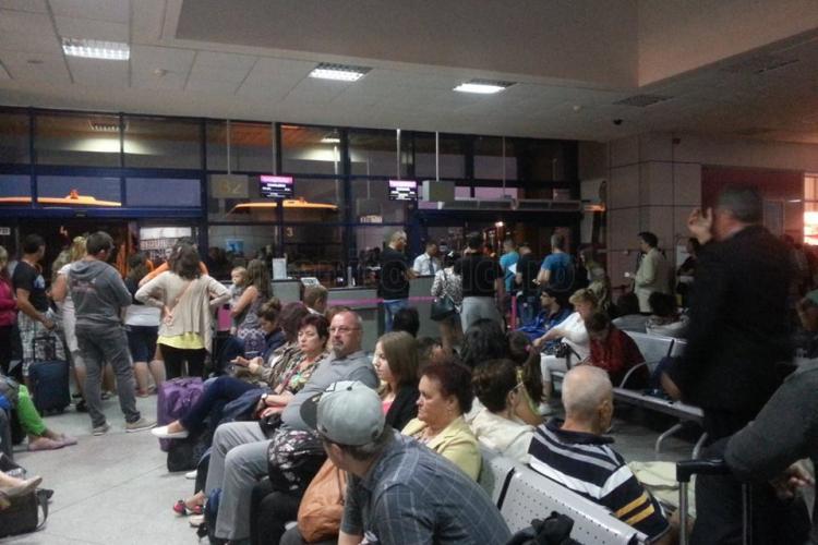 Ce zic turiștii care au rămas blocați ieri în aeroportul din Cluj: „E horror, copiii plâng, nimeni nu îi ajută nici măcar cu o apă”