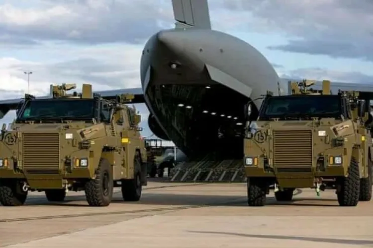Australia a trimis blindate Bushmaster în Ucraina: ”Nu trimitem doar rugaciunile noastre, ci si armele noastre, munitiile noastre” - VIDEO
