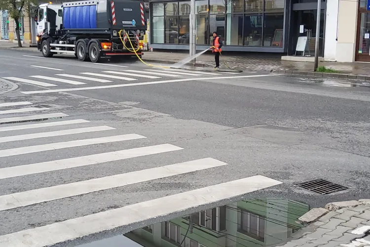 La Cluj-Napoca se spală străzile între ploi, ca să fie curat. Totul este decontat - FOTO