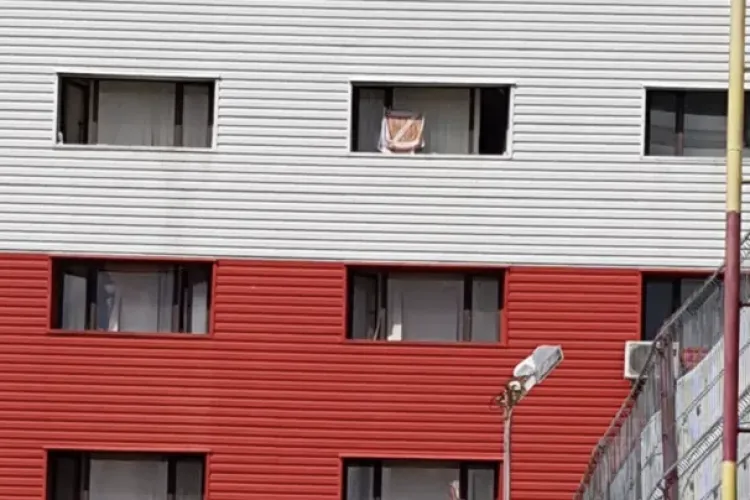 Un student a afișat un prosop pe care apărea semnul ”Z”, iar poliția i-a bătut la ușă    