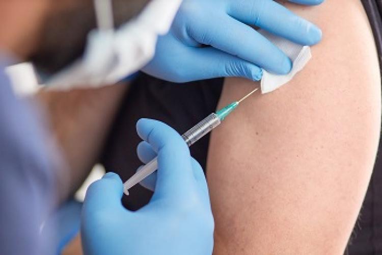 Vaccinarea anti-COVID-19 se va face doar la medicii de familie, din iulie. Cei care se vaccinează primesc vouchere de 100 de lei