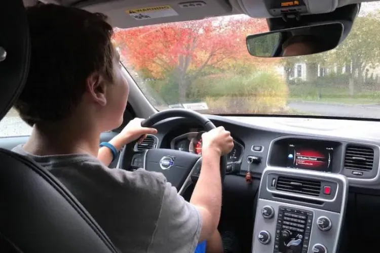 Un adolescent din Cluj a furat o mașină și a plecat la plimbare