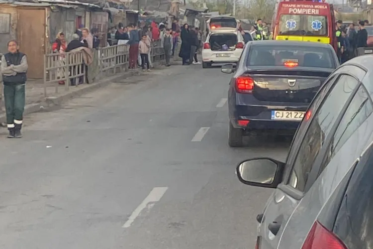 Copil lovit de o mașină pe Calea Dezmirului, în colonia de romi. Clujenii au răbufnit - FOTO