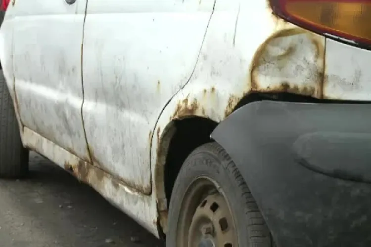 Doi tineri au furat o maşină de pe stradă, în plină zi, şi au dus-o la fier vechi 