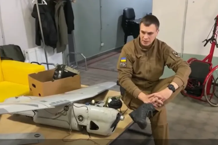 VIDEO - Un soldat ucrainean a demontat o dronă rusească. Tehnologia cu care se laudă Moscova, prinsă cu scai și improvizată cu peturi