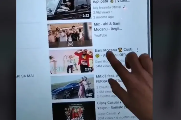 Viral din Cluj pe TikTok! Tinerii au pus manele pe panoul inteligent din fața magazinului Central - VIDEO