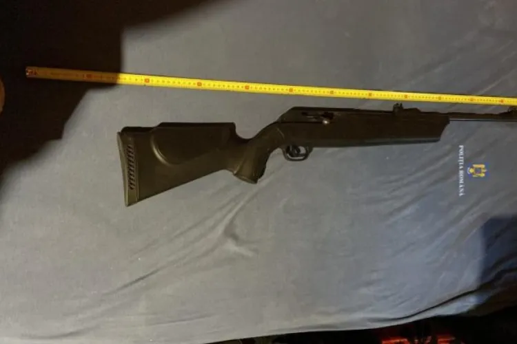 Un bărbat din comuna Poieni, Cluj, amendat cu 5.000 de lei pentru că deținea ilegal arme