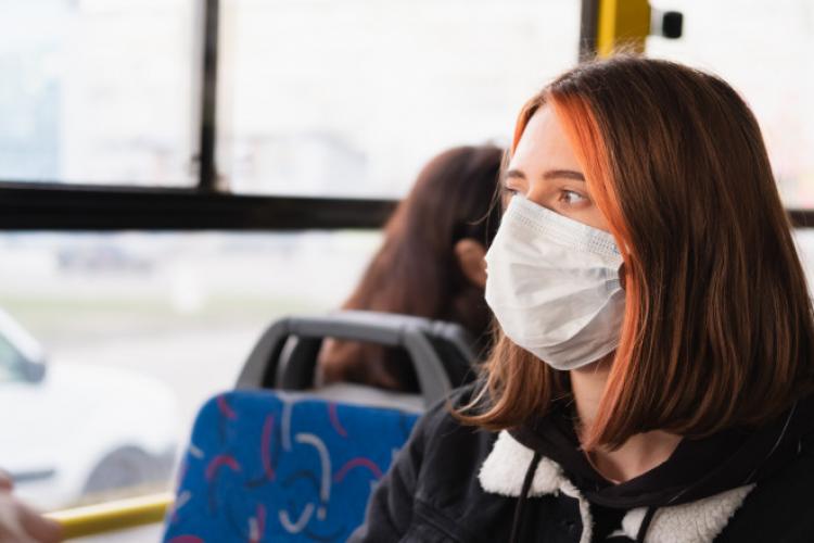 Masca de protecție a devenit motiv de ceartă printre clujeni, se contrazic în autobuz și pe stradă: E ok sau nu să purtăm mască în continuare?