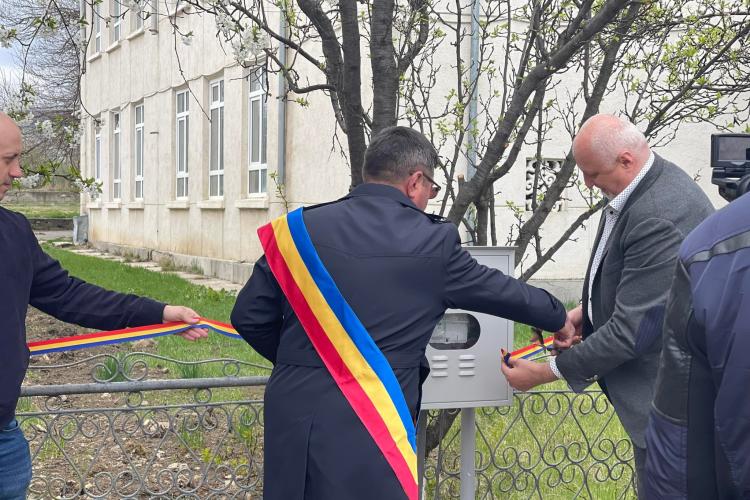 România „normală”: Contor de gaze, sfințit de preoți şi inaugurat cu panglică tăiată