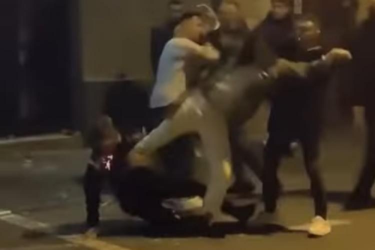 Bătaie în fața Clubului After Eight din Cluj-Napoca. Lumea stătea pe margine și îi încuraja - VIDEO