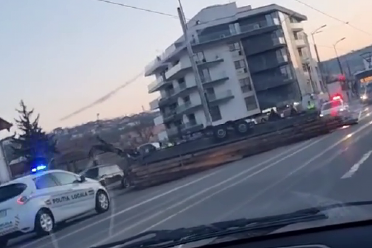 O remorcă s-a răsturnat pe strada Oașului și a lovit o mașină parcată - VIDEO