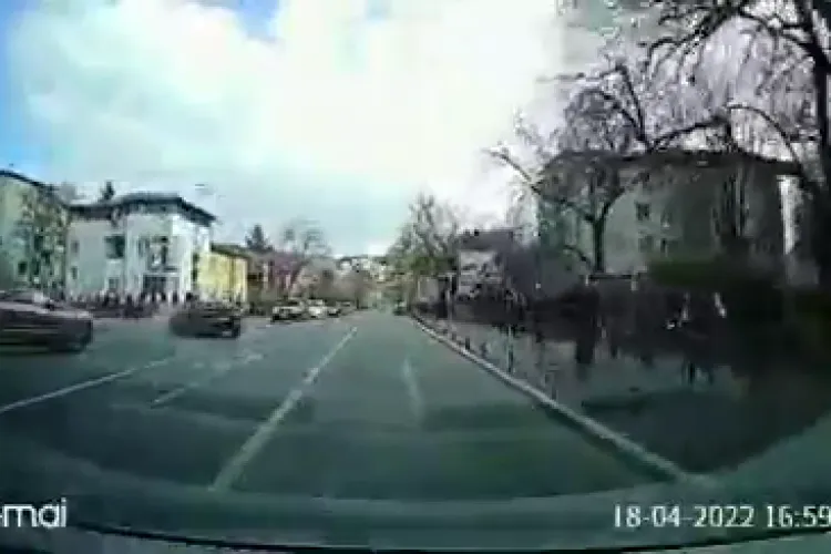 Cluj: Șoferul unui BMW filmat când intra intenționat într-o mașină, la intersecția Coșbuc cu Iulius Hossu - VIDEO