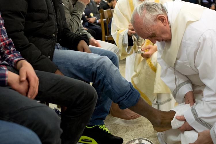 VIDEO - Papa Francisc a spălat picioarele mai multor deţinuţi de lângă Roma, în Joia Mare, ca semn de respect și modestie