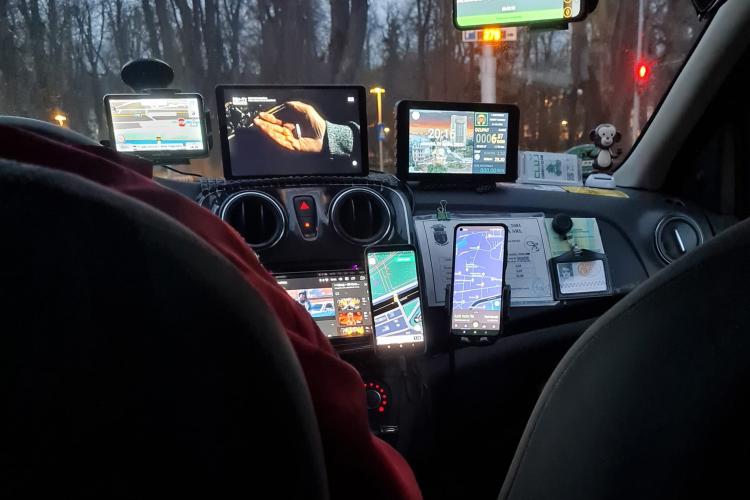 Un taximetrist din Cluj duce informarea la un alt NIVEL. Clientă: „Exact 10 ecrane, e Mediafaxul”-VIDEO