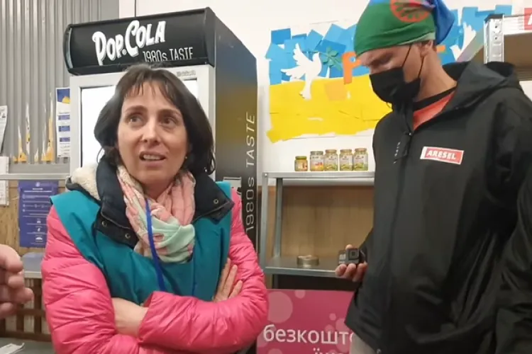 VIDEO - Cazul unor refugiați romi care nu au fost primiți în sala din Gara de Nord, unde se oferă masă caldă, fiindcă „mănâncă prea mult” 