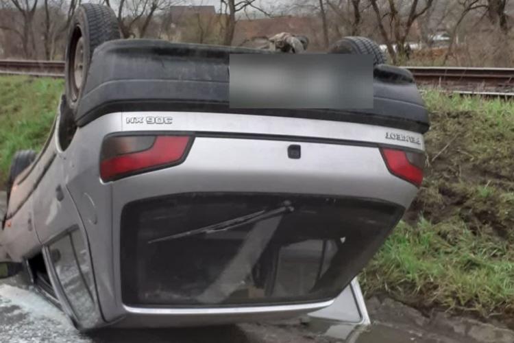Cluj: O mașină s-a răsturnat între localitățile Poieni și Bologa
