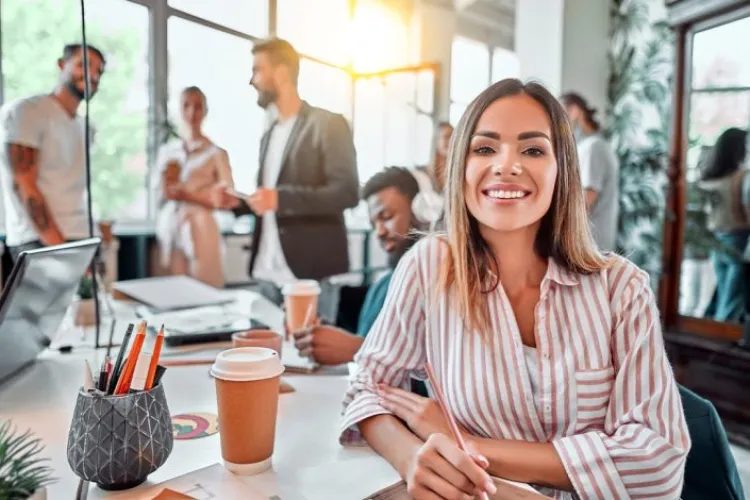 SONDAJ: 8 angajaţi din 10 ar vrea să lucreze doar 4 zile pe săptămână, dar mai mult de jumătate dintre ei se tem de un program zilnic de 10 ore