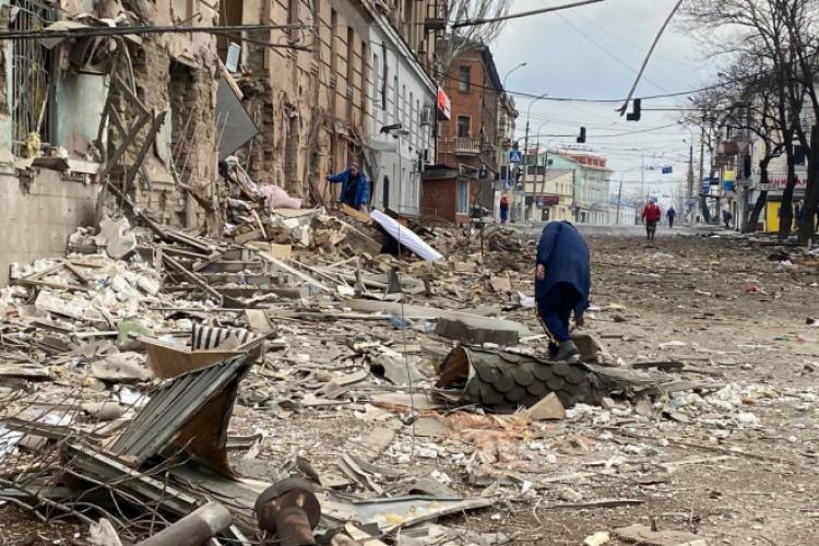 Scene macabre la Mariupol. Oficiali ucraineni spun că rușii ar dezgropa morții ca să ascundă urmele crimelor de război