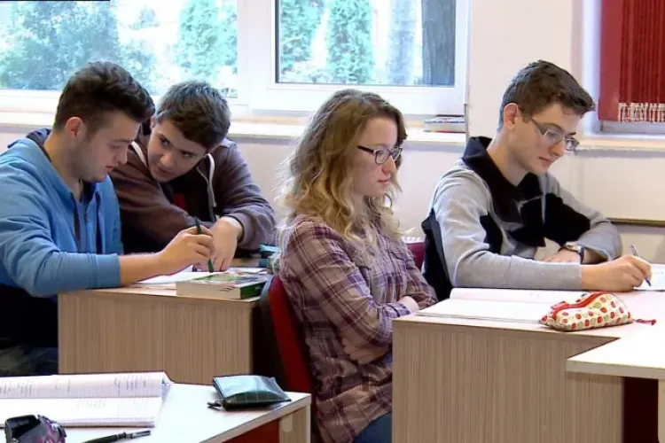 „Elevele nu vor avea sprâncenele pensate și nu se vor farda, băieții nu au voie cu pantaloni scurți”. Regulamentul școlar care a declanșat controverse 