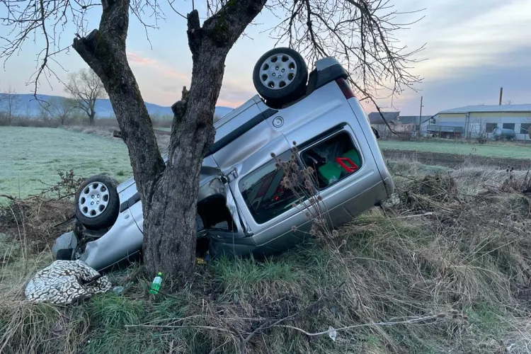 Accident în localitatea Braniștea, Bistrița-Năsăud, pe drumul plin de gropi care a stârnit neînțelegeri între autoritățile clujene și cele bistrițene