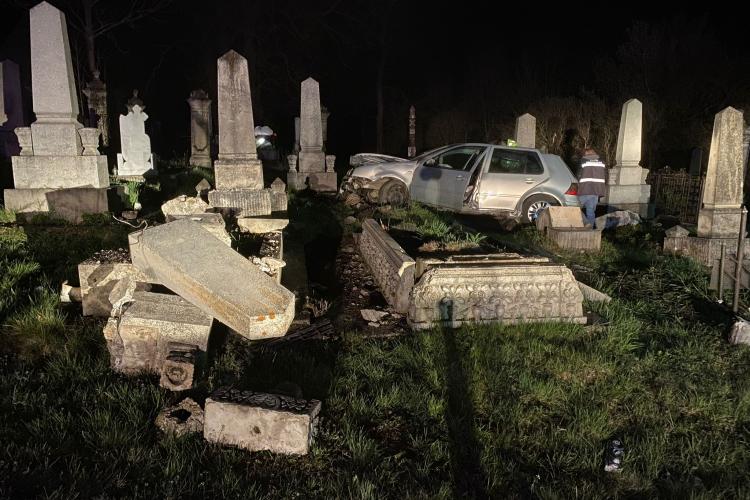 Cluj: Un șofer a sărit cu mașina într-un cimitir și a demolat câteva morminte - FOTO   