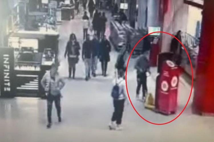 VIDEO - Culmea tupeului: Un tânăr de 19 ani s-a plimbat printr-un mall cu un bancomat furat. A plecat cu el fără să fie oprit