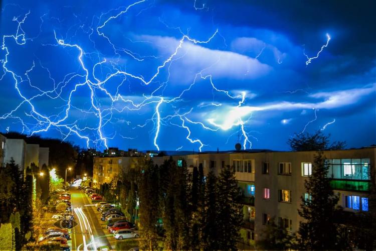 Fotografia zilei! Fulgere spectaculoase deasupra Clujului
