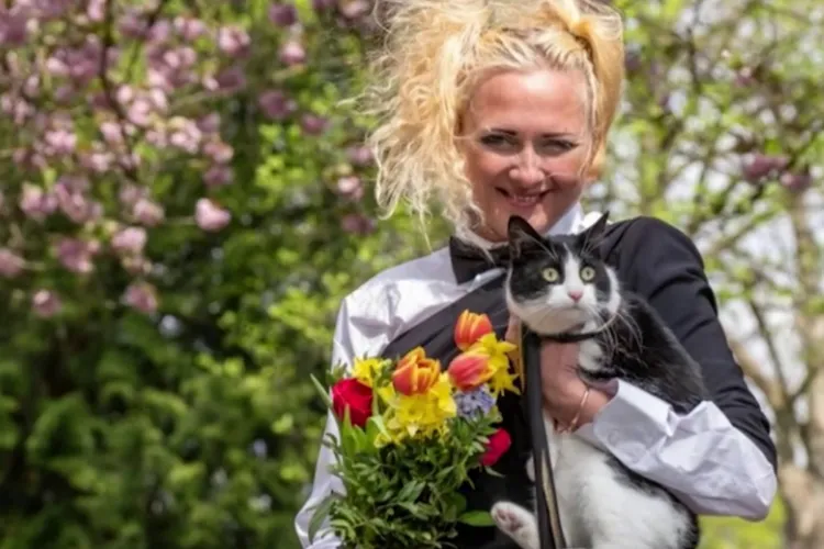 Motivul incredibil pentru care o femeie s-a căsătorit cu pisica ei. Proaspeții „însurăței” au și sărbătorit ceremonia cu oaspeții lor